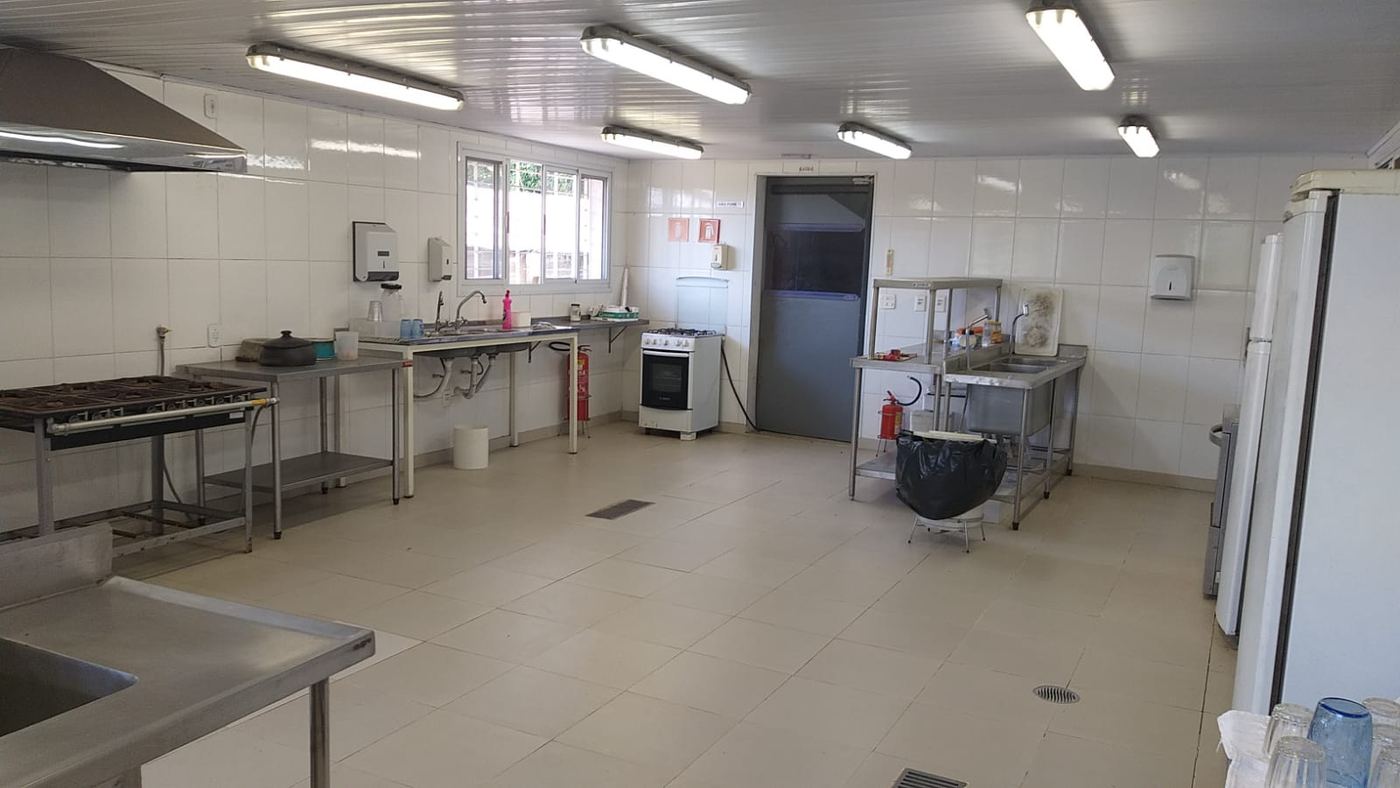Cozinha industrial ampla, com bancadas de inox